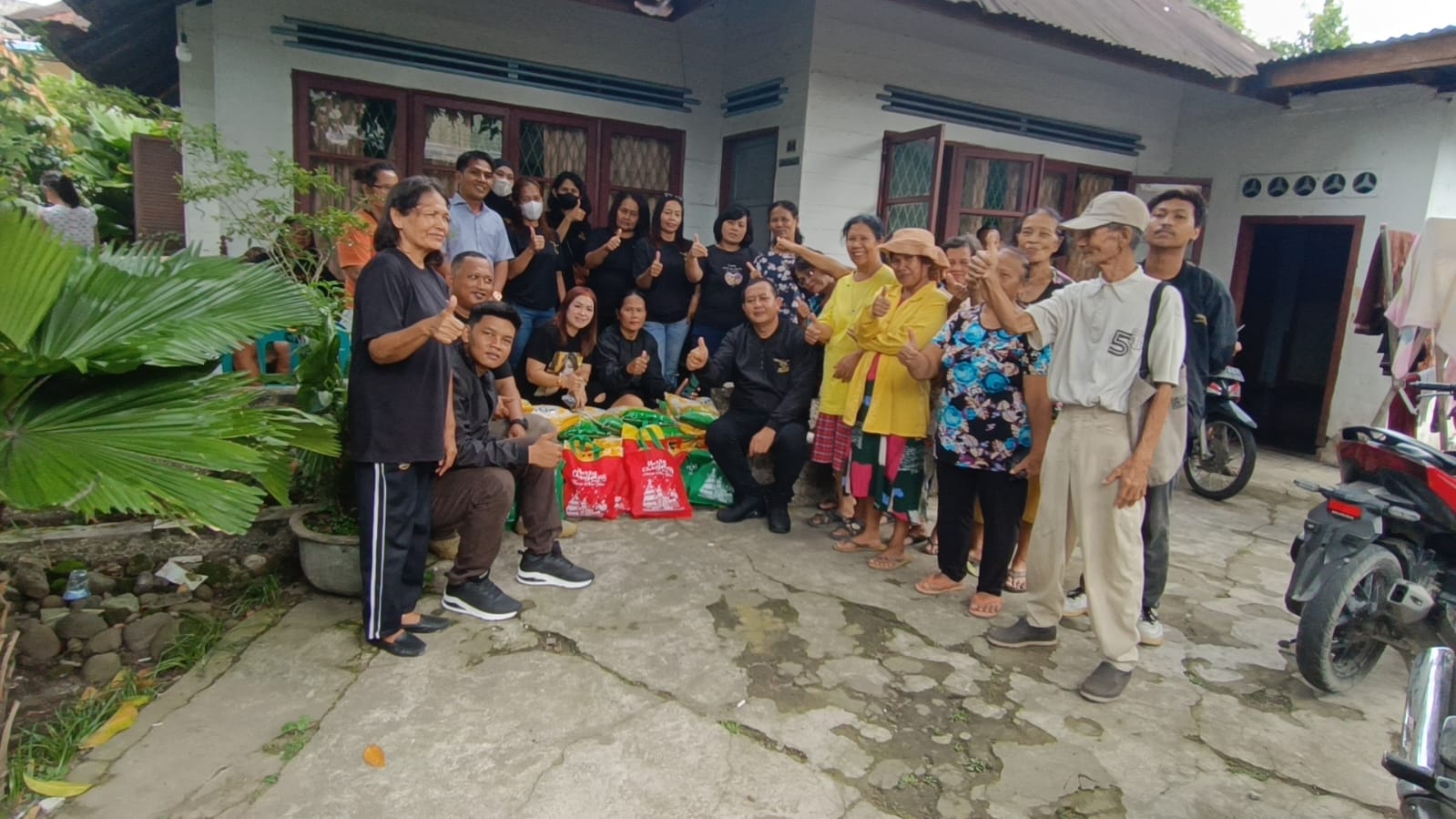 Sekretaris AMS XII Kota Medan, Amri Tanjung, bersama Plt. Ketua AMS Kecamatan Medan Perjuangan, Ratu Mora, dan kader AMS saat Safari Natal di Kecamatan Medan Perjuangan.