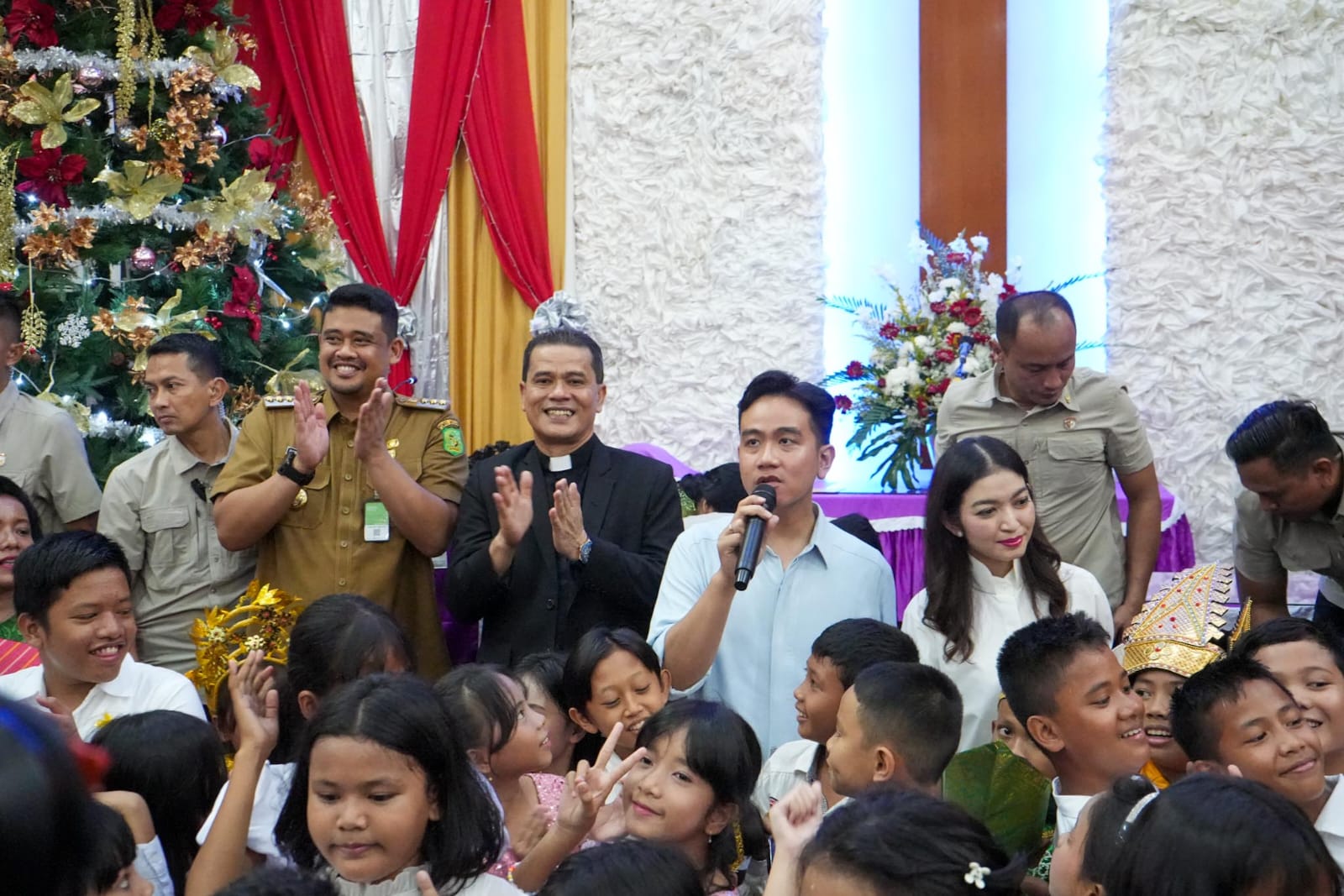 Wapres Gibran didampingi Wali kota Medan Bobby Nasution saat perayaan Natal di Gereja HKBP Resort Medan IV. BP/erwan