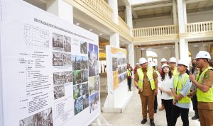 Wapres saat berkunjung ke Gedung Warenhuis di kawasan Kesawan, Jalan Achmad Yani Medan, Senin (23/12/2024). BP/erwan