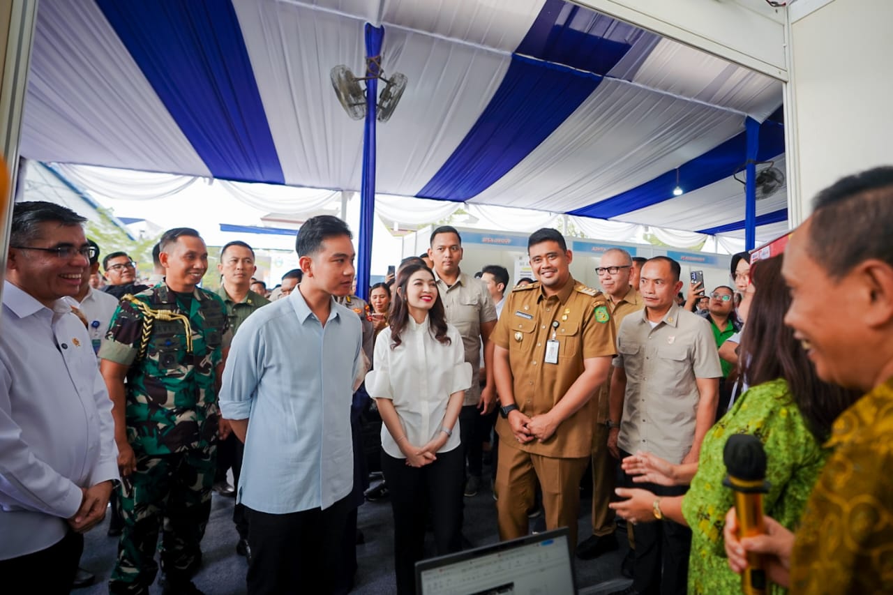 Wapres Gibran Rakabuming saat meninjau perusahaan pemberi kerja di Festival Vokasi Jalan Amal Medan Sunggal, Senin (23/12/2024). BP/erwan
