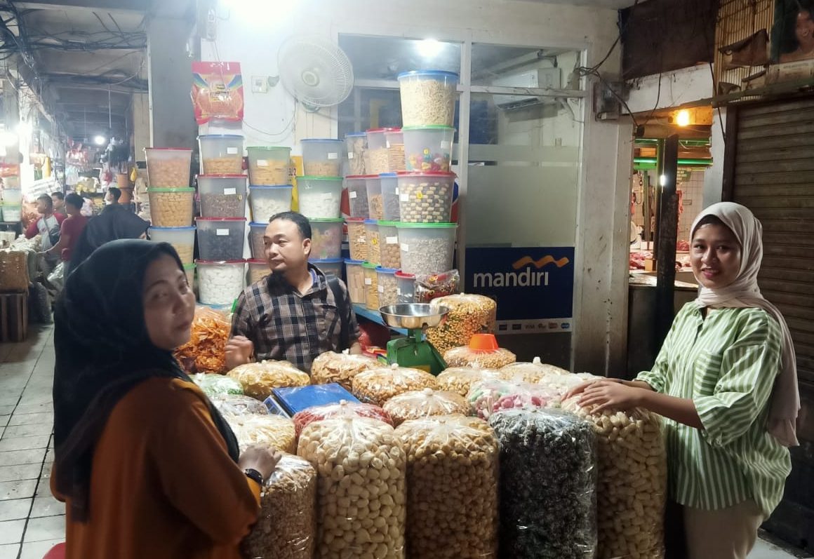 Pedagang Pasar Pusat Pasar Medan terlihat memanjangkan kue kering dan cemilan dengan rapi menyambut Nataru 2024. BP/erwan