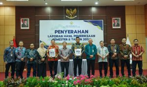 Wali Kota Medan Bobby Nasution foto bersama seusai menerima penghargaan dari BPK Perwakilan Sumut. BP/erwan