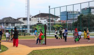 Warga Medan memanfaatkan fasilitas olahraga pasca Revitalisasi Kebun Bunga Medan. BP/erwan