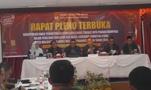 Ketua KPU Padangsidimpuan, Tagor Dumora bersama Komisioner dan Sekretaris KPU Padsngsidimpuan pada Rapat Pleno Terbuka rekapitulasi perolehan suara Gubernur dan Wakil Gubernur Sumut serta Wali Kota dan Wakil Wali Kota Padangsidimpuan pada Pilkada serentak 2024 di Aula Hotel Natama Jdlan SM Raja Padangsidimpuan, Selasa (3/12-24). Foto : BP/Ist