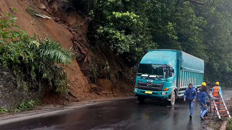 Jalur Medan-Berastagi Akan Dibuka Kembali Setelah Longsor Dibersihkan
