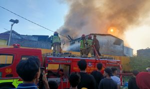 Kebakaran Hebat di Kota Medan Hanguskan 16 Rumah, Permukiman Padat Penduduk