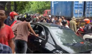 Kecelakaan Beruntun Akibat Tabrak Lari di Jalan Kenjeran Surabaya, Mobil Mercy Terlibat!