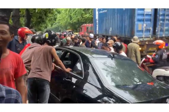Kecelakaan Beruntun Akibat Tabrak Lari di Jalan Kenjeran Surabaya, Mobil Mercy Terlibat!