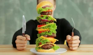 Mengatasi Emotional Eating dan Cara Hentikan Kebiasaan Makan Berlebihan Saat Stres