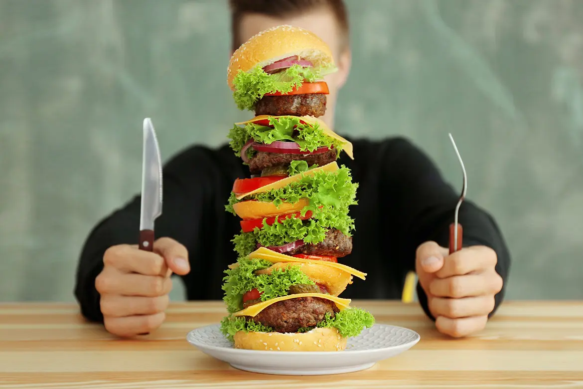 Mengatasi Emotional Eating dan Cara Hentikan Kebiasaan Makan Berlebihan Saat Stres