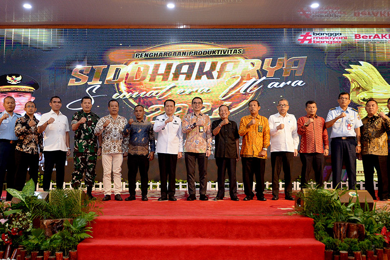 Pj Gubernur Sumut Serahkan Penghargaan Produktivitas Siddhakarya 2024