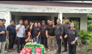 Pengurus AMS XII Kota Medan bersama Plt. Ketua AMS Kecamatan Medan Timur, Tika Sinambela, dan para kader berfoto bersama usai penyerahan bantuan kepada warga di Kecamatan Medan Timur.