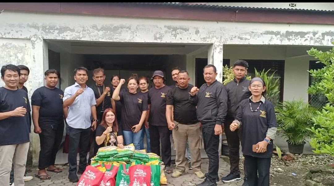 Pengurus AMS XII Kota Medan bersama Plt. Ketua AMS Kecamatan Medan Timur, Tika Sinambela, dan para kader berfoto bersama usai penyerahan bantuan kepada warga di Kecamatan Medan Timur.
