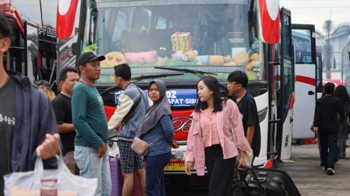 Terminal Amplas Catat Lonjakan Pemudik Natal dan Tahun Baru 2025