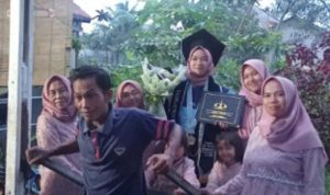 Viral! Wisudawan Ini Diarak Gerobak Rongsok, Bikin Terharu