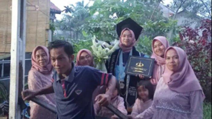 Viral! Wisudawan Ini Diarak Gerobak Rongsok, Bikin Terharu