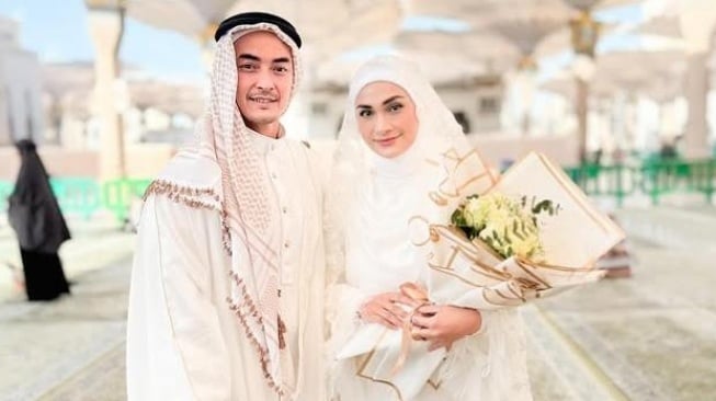 Zumi Zola dan Putri Zulhas Resmi Menikah di Madinah