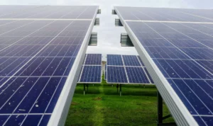 Deretan panel solar untuk proyek percontohan.