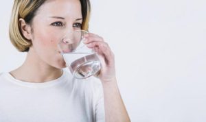 Fakta atau Mitos? Jarang Minum Air Putih Tidak Sebabkan Nyeri Pinggang, Ini Penjelasan Dokter