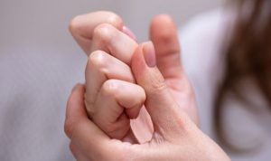 Dampak Membunyikan Jari Terhadap Kesehatan, Apakah Berbahaya?