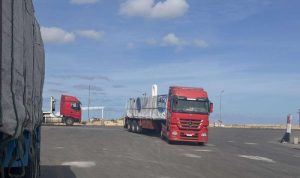 Foto yang diambil pada 19 Januari 2025 ini menunjukkan sebuah truk bantuan berjalan di perbatasan Rafah di sisi Mesir
