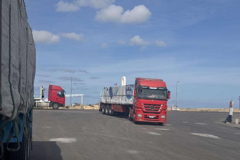Foto yang diambil pada 19 Januari 2025 ini menunjukkan sebuah truk bantuan berjalan di perbatasan Rafah di sisi Mesir