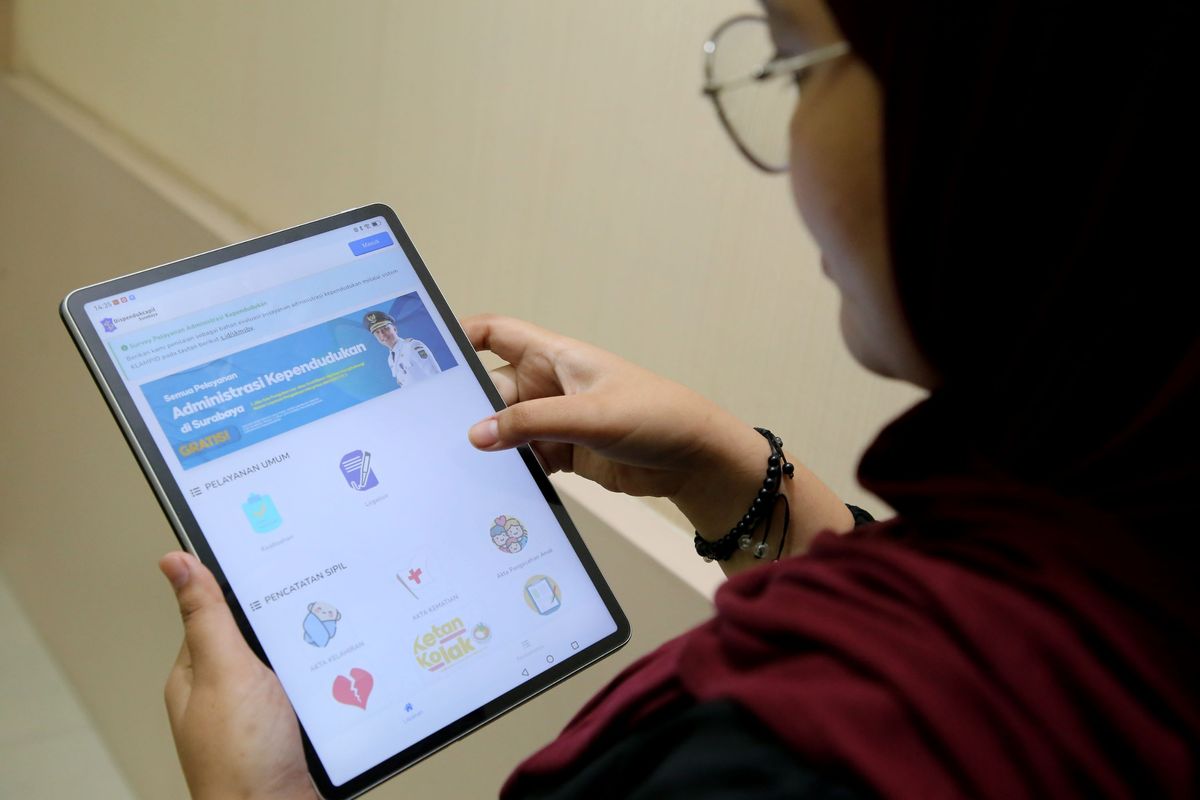 Warga Surabaya dapat mengurus administrasi kependudukan (adminduk) secara online melalui aplikasi Klampid New Generation (KNG)