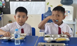 Siswa menyantap makanan yang diberikan dalam program Makan Bergizi Gratis di Jakarta