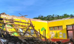 bangunan sekolah di garut ambruk