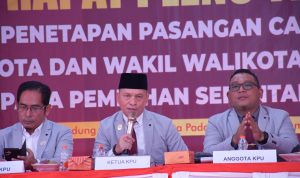 Ketua KPU Padangsidimpuan, Tagor Dumora Lubis didampingi para Komisioner lainnya saat Rapat Pleno Terbuka Penetapan Wali Kota dan Wakil Wali Kota Padangsidimpuan periode 2025-2030 di Gedung Adam Malik Jalan Serma Liam Kosong Padangsidimpuan, Kamis (9/1-25). Foto : BP/Ist