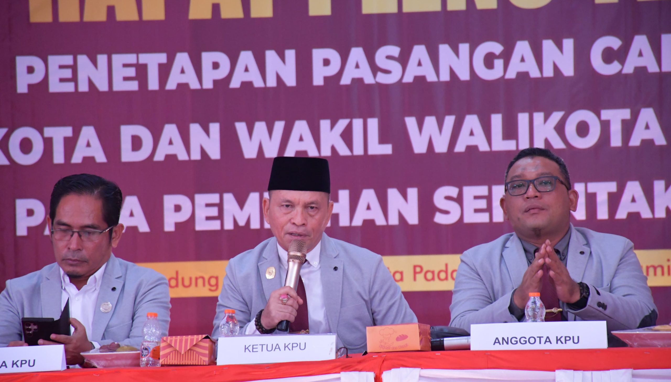 Ketua KPU Padangsidimpuan, Tagor Dumora Lubis didampingi para Komisioner lainnya saat Rapat Pleno Terbuka Penetapan Wali Kota dan Wakil Wali Kota Padangsidimpuan periode 2025-2030 di Gedung Adam Malik Jalan Serma Liam Kosong Padangsidimpuan, Kamis (9/1-25). Foto : BP/Ist