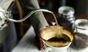 Ilustrasi Minum Kopi dan Umur Panjang