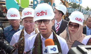 Menteri Kesehatan, Budi Gunadi saat diwawancarai usai kunjungan kerja di Rumah Sakit Mohammad Hoesin (RSMH) Palembang, Sumatera Selatan