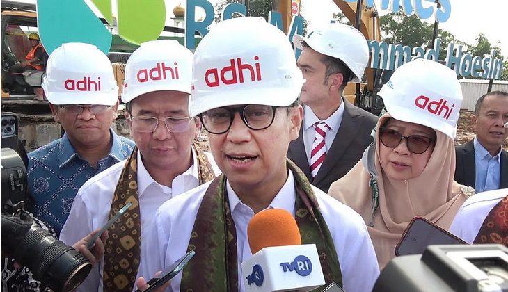 Menteri Kesehatan, Budi Gunadi saat diwawancarai usai kunjungan kerja di Rumah Sakit Mohammad Hoesin (RSMH) Palembang, Sumatera Selatan