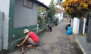 Warga Desa Margaluyu, Kecamatan Manonjaya, Kabupaten Tasikmalaya, bergotong royong membersihkan lingkungan rumahnya