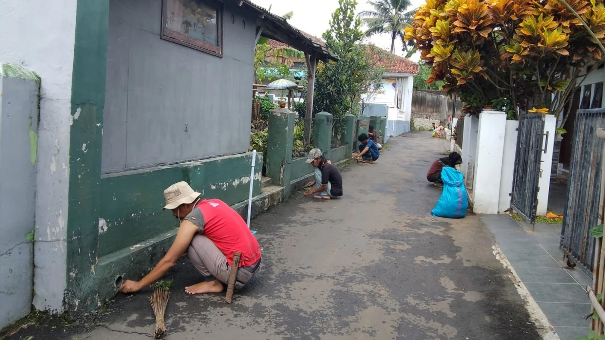 Warga Desa Margaluyu, Kecamatan Manonjaya, Kabupaten Tasikmalaya, bergotong royong membersihkan lingkungan rumahnya