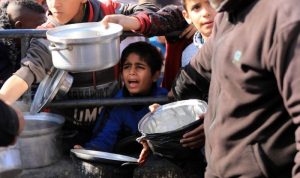 Warga Palestina menunggu pasokan makanan bantuan di kota Rafah di Jalur Gaza selatan