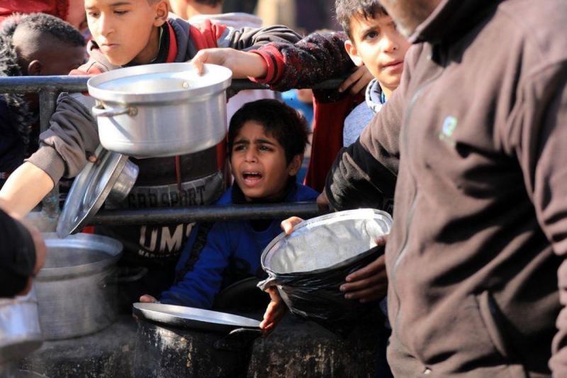 Warga Palestina menunggu pasokan makanan bantuan di kota Rafah di Jalur Gaza selatan