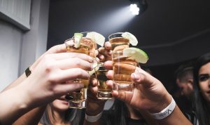 Ilustrasi minum alkohol