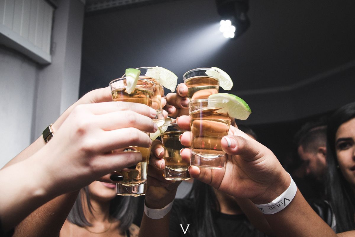 Ilustrasi minum alkohol