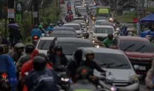 Kepadatan kendaraan terjadi saat diberlakukan sistem satu arah dari Cianjur menuju Jakarta