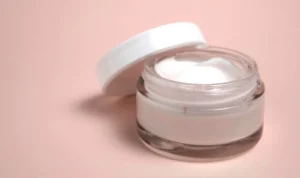 ilustrasi moisturizer dengan kandungan ceramide