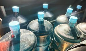 Galon air minum dalam kemasan terlihat terpapar sinar Matahari langsung
