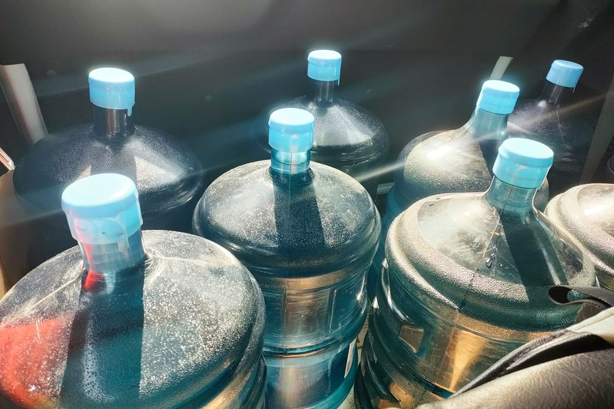 Galon air minum dalam kemasan terlihat terpapar sinar Matahari langsung