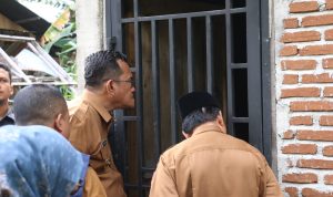Penjabat Bupati Pidie Jaya, Teuku Dadek, mengunjungi warga yang dipasung di Kecamatan Bandar Baru