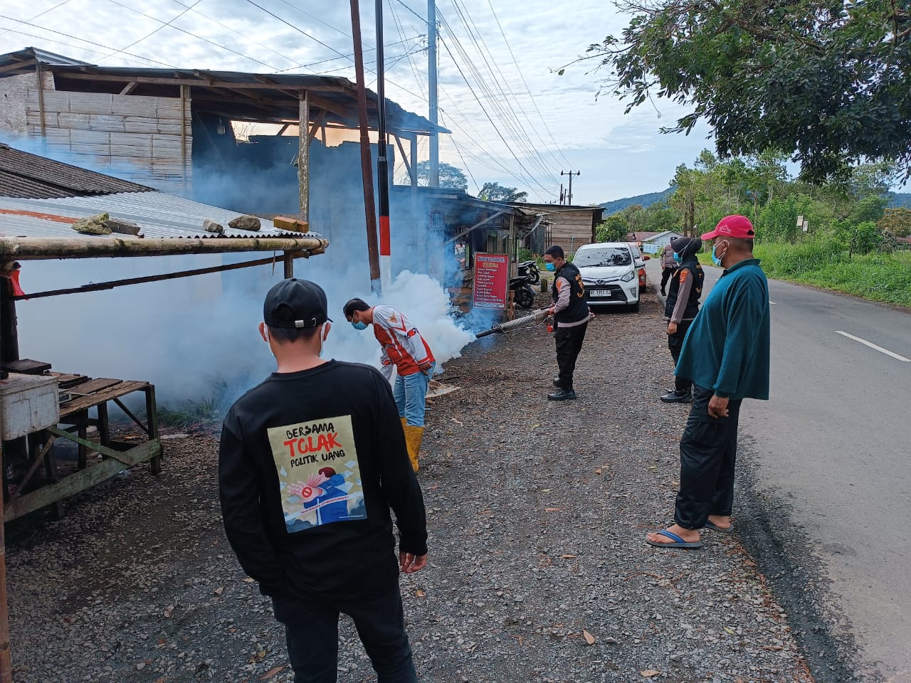 kegiatan fogging di lingkungan perumahan Desa Pantau 1, Kelurahan Pasar Liwa