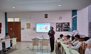 Ilustrasi Rahayu Sulistyani saat mengajar di sekolah inklusi di SD Bosowa Bina Insani, Bogor