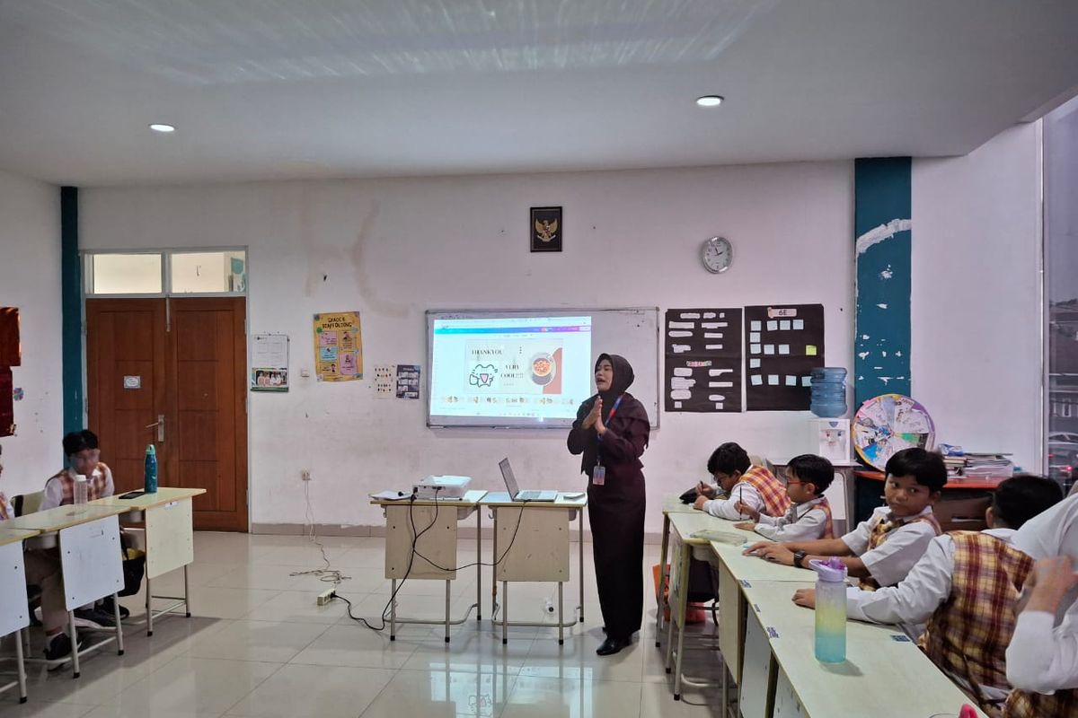 Ilustrasi Rahayu Sulistyani saat mengajar di sekolah inklusi di SD Bosowa Bina Insani, Bogor