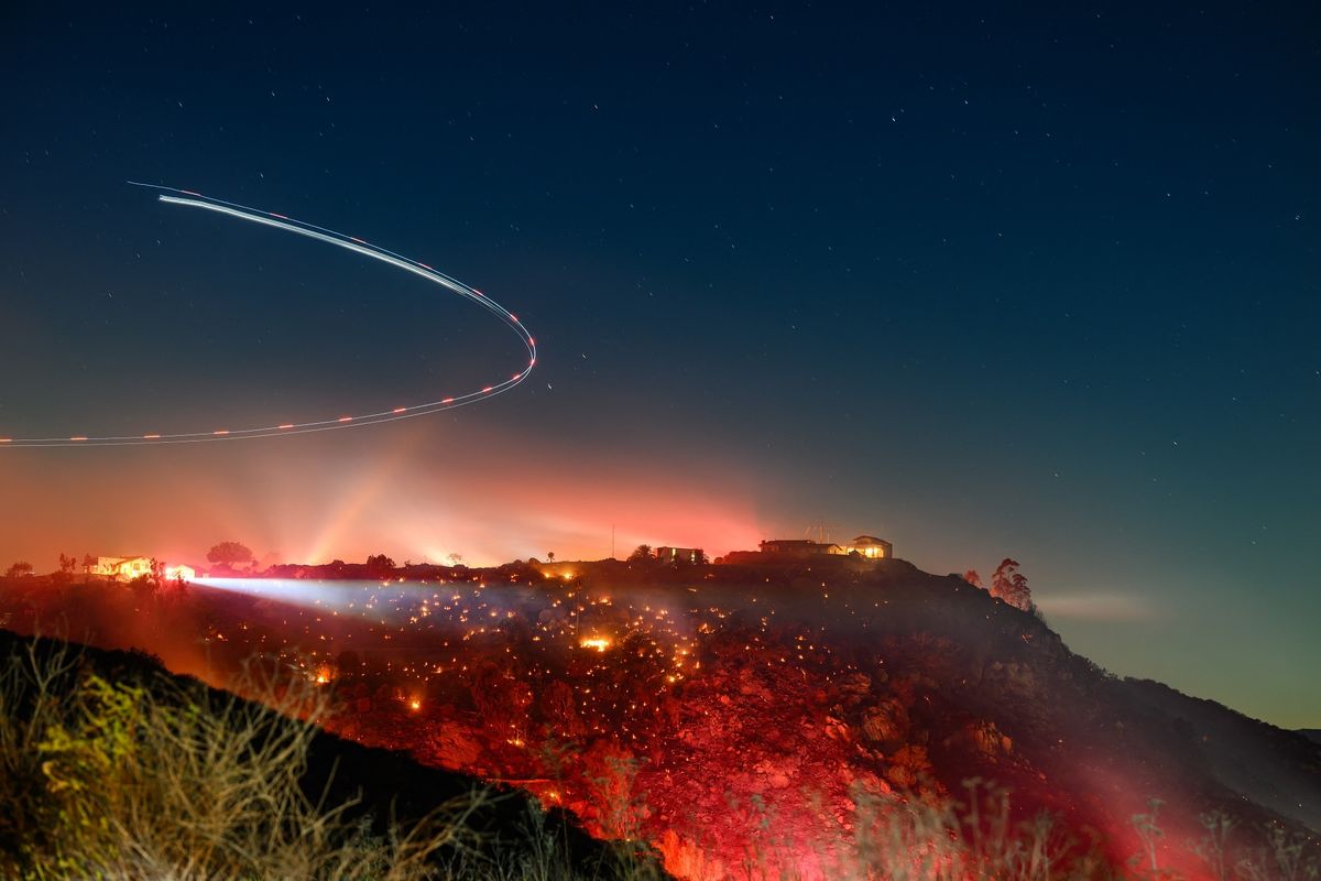 Penampakan titik api Lilac Fire di kebakaran San Diego