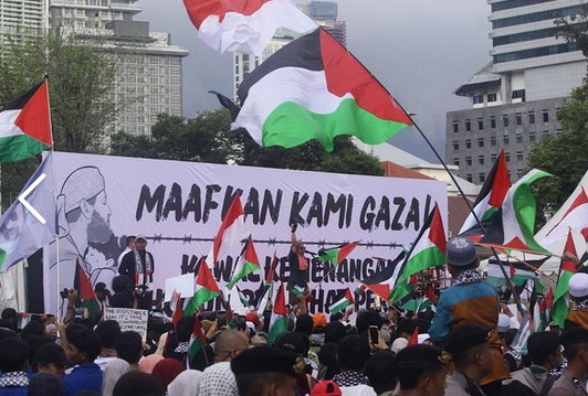 aksi bela Palestina di depan Kedubes AS
